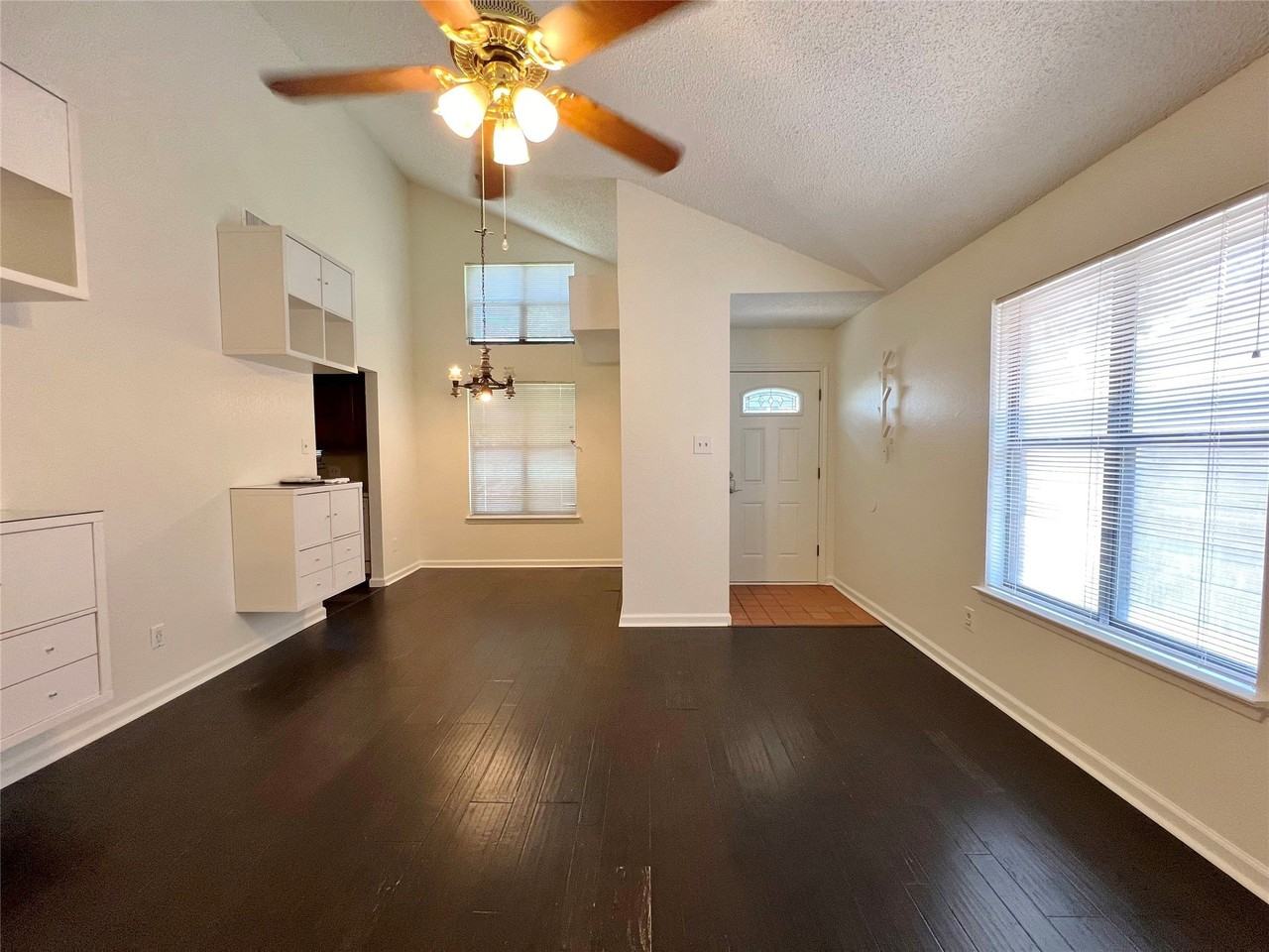 1150 Suburban St - Photo 3 of 20