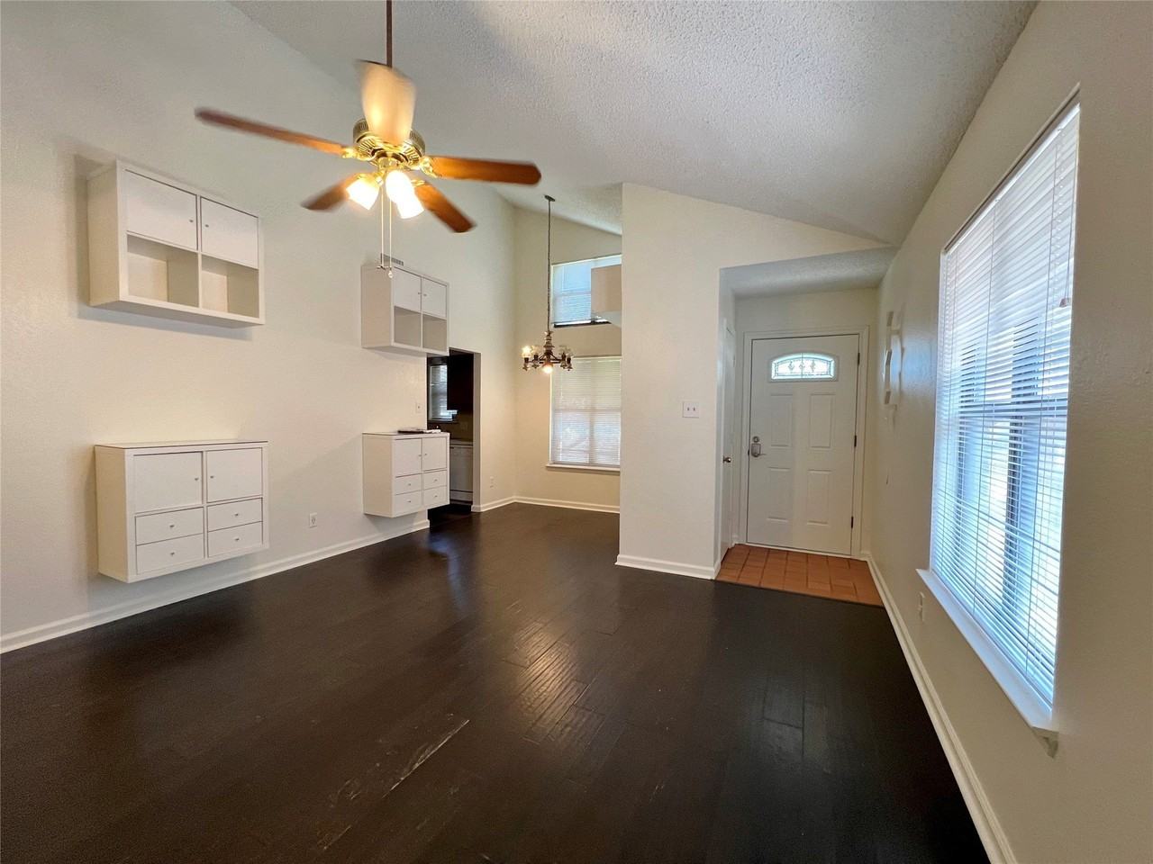 1150 Suburban St - Photo 4 of 20