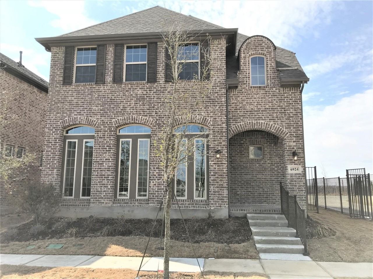 6924 Royal View Dr - Photo 2 of 32