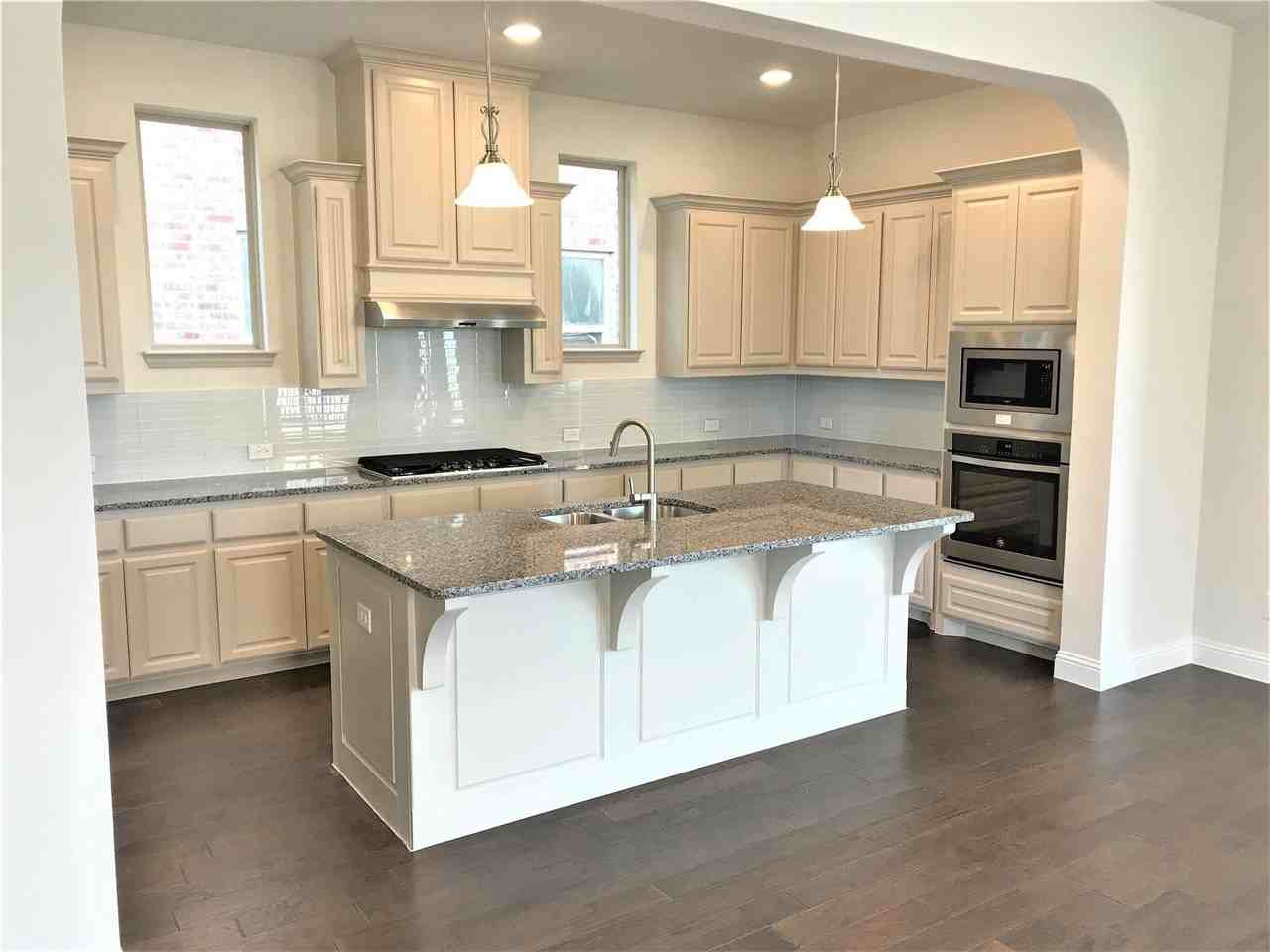 6924 Royal View Dr - Photo 6 of 32