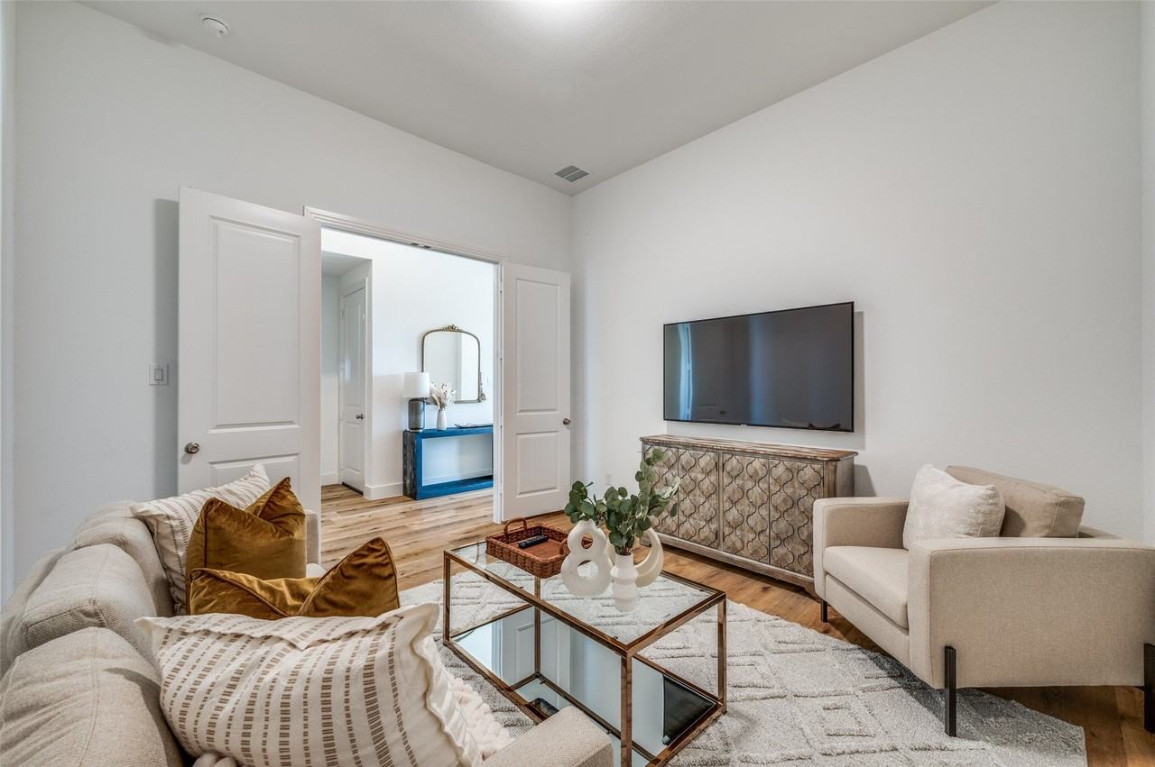 1905 Halkin Rd - Photo 7 of 33