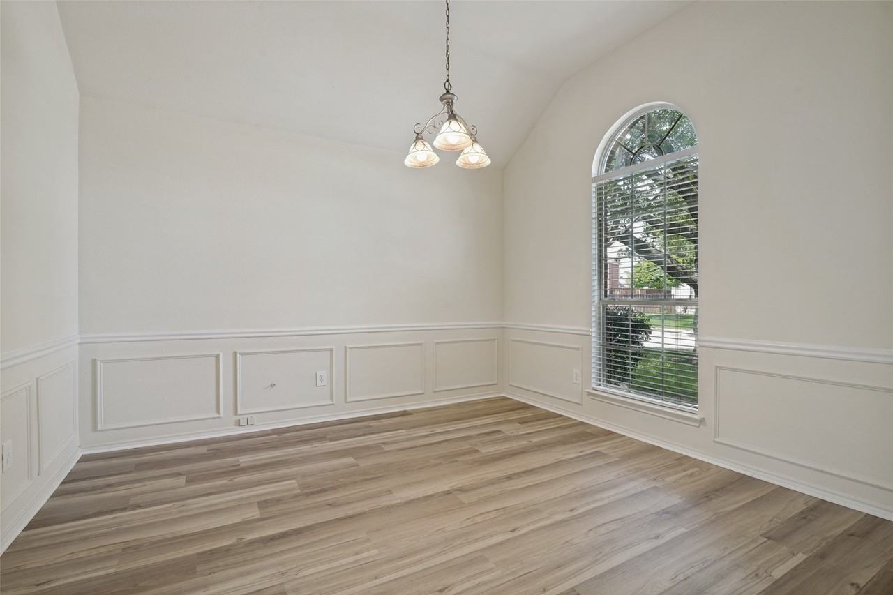 308 Sycamore Dr - Photo 4 of 25