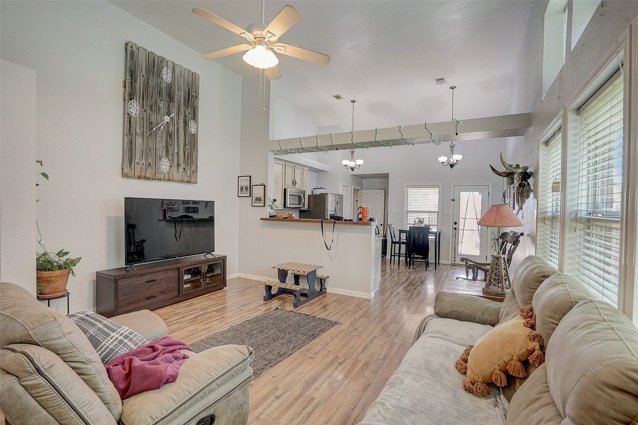 8801 Stewart St - Photo 4 of 27