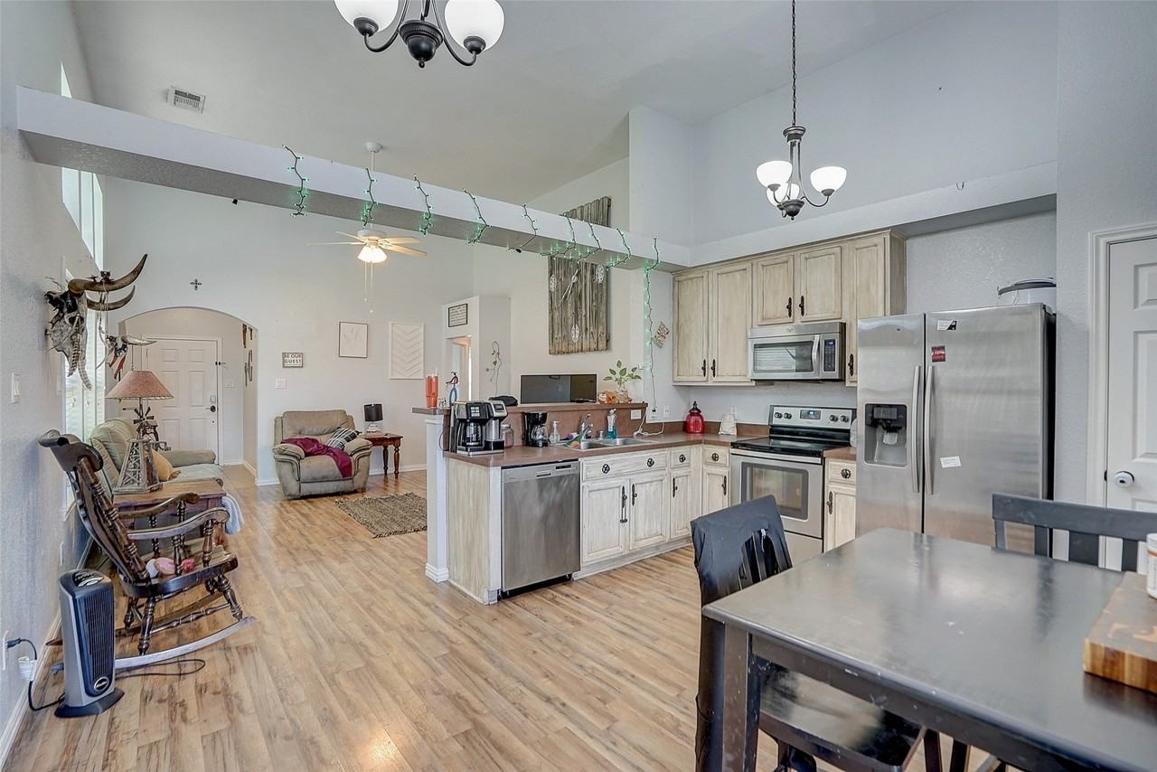 8801 Stewart St - Photo 7 of 27