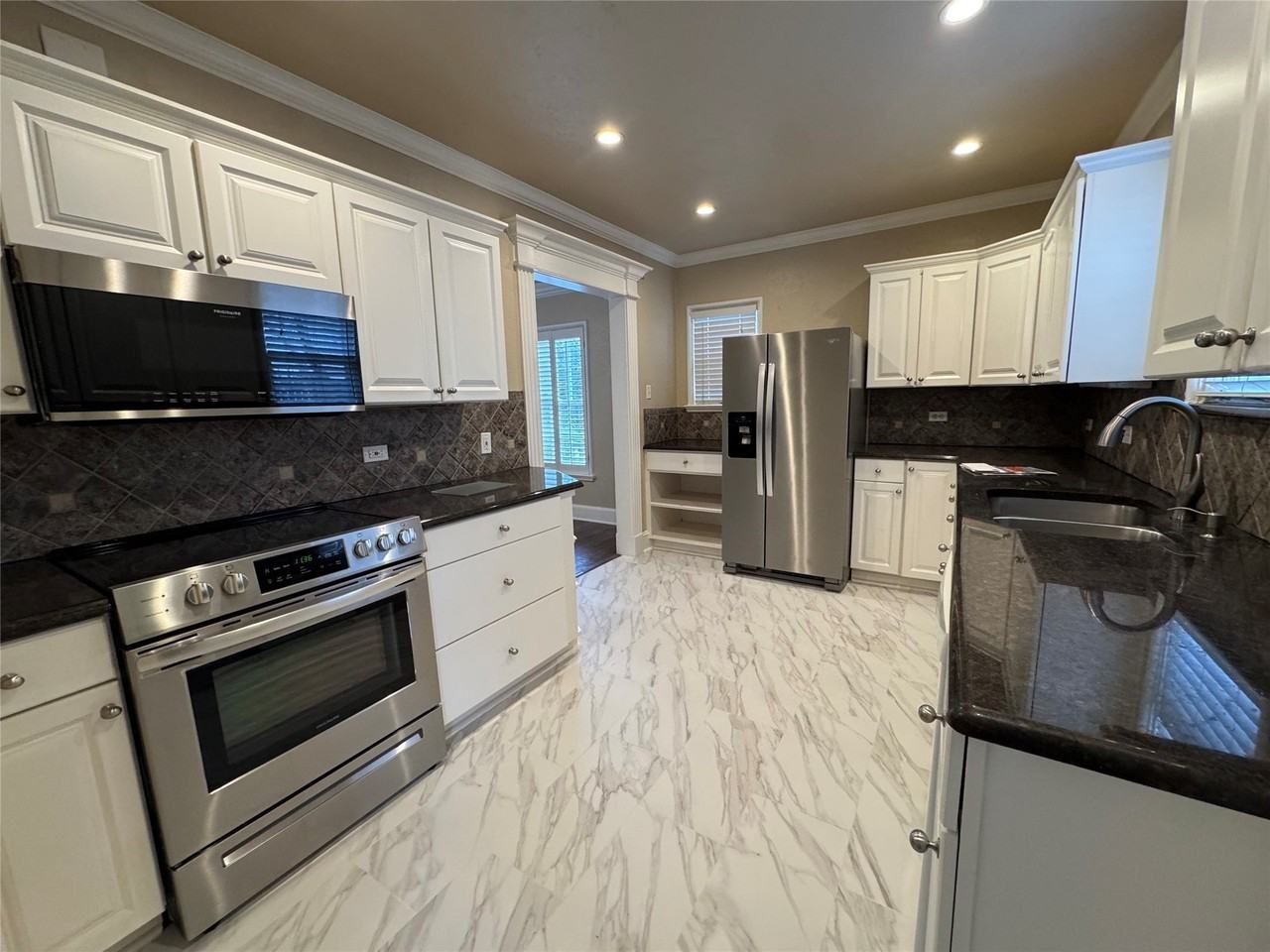 4558 Roland Ave #B - Photo 7 of 12