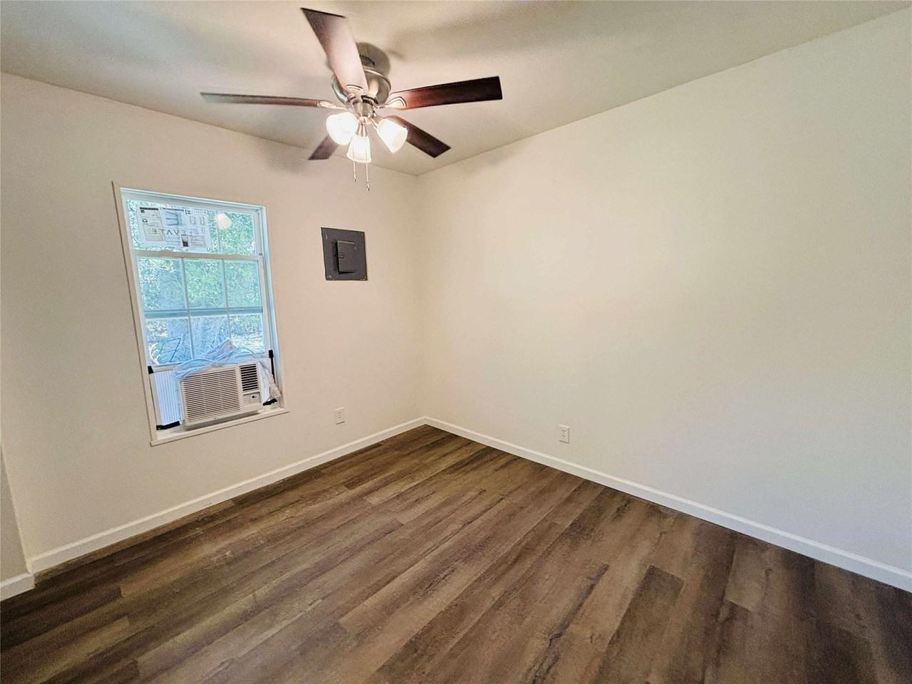2762 Beverly Hills Dr - Photo 3 of 9