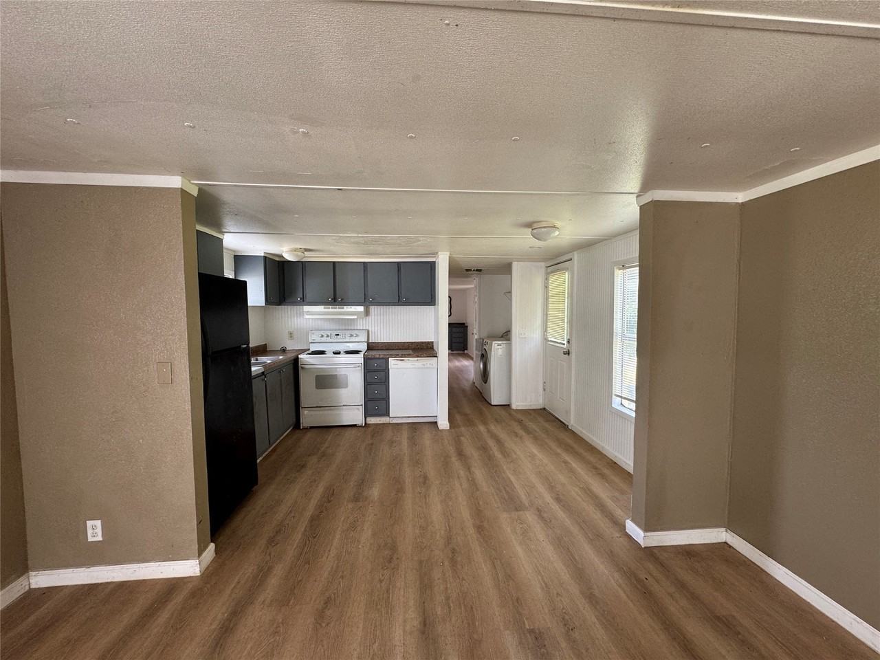 204 W Tarrant St - Photo 2 of 14