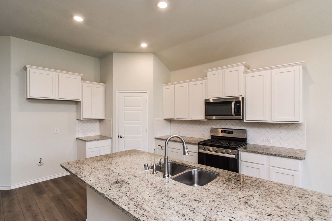 6317 Crownmere Dr - Photo 3 of 18