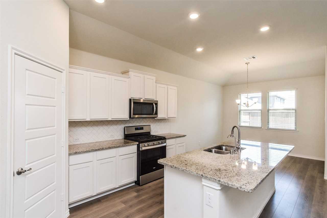 6317 Crownmere Dr - Photo 4 of 18