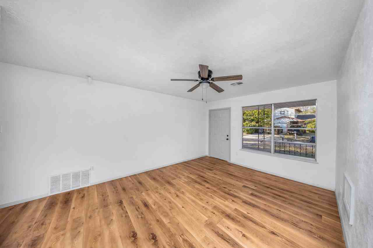 305 Ne Angus St #1 - Photo 5 of 23