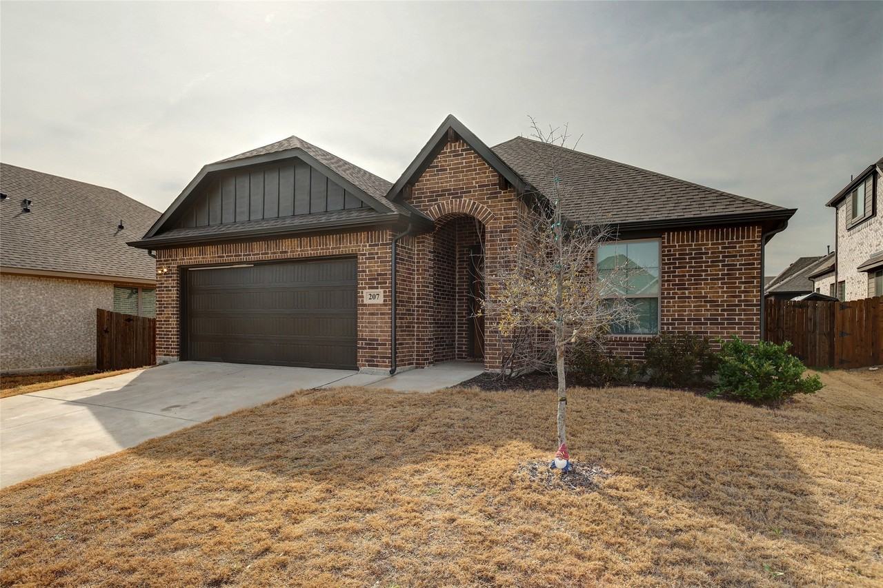 207 Michael Dr - Photo 2 of 26
