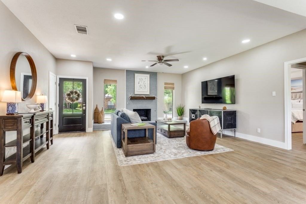926 Hillside Ln - Photo 2 of 11