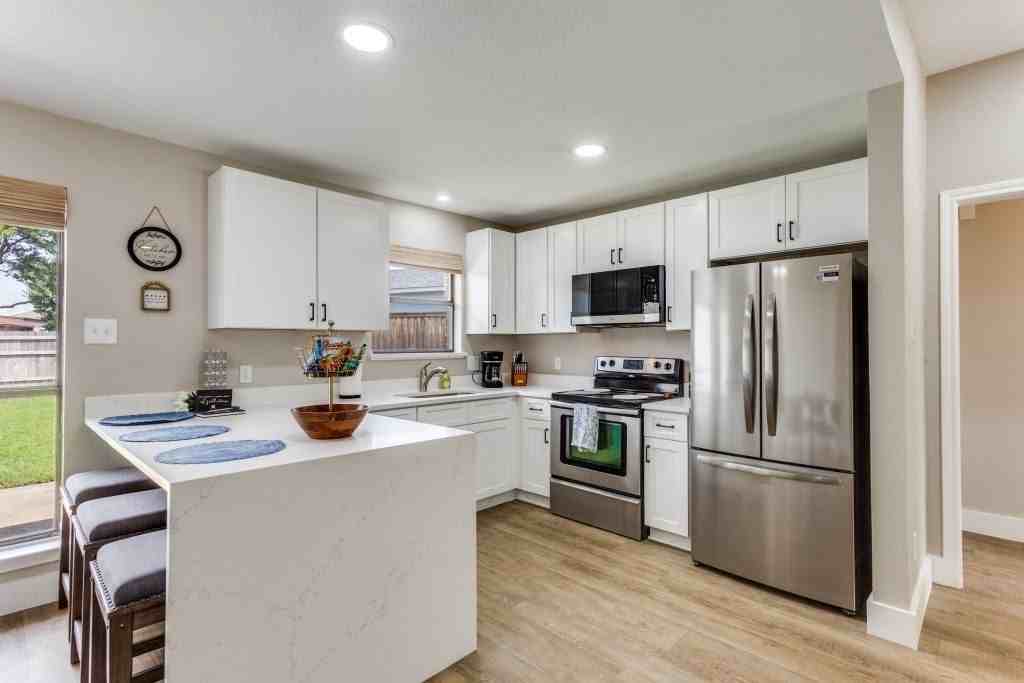 926 Hillside Ln - Photo 3 of 11