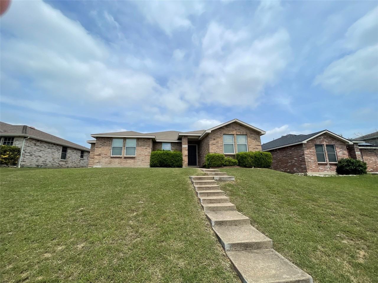 2912 Crimson Clover Dr - Photo 2 of 18