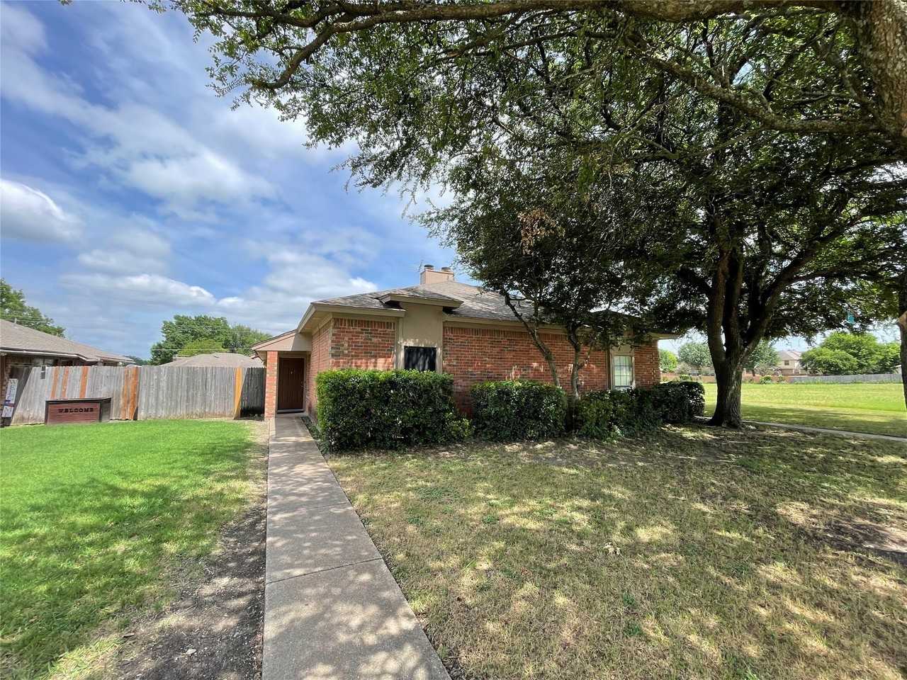 1754 Carrington Dr - Photo 2 of 15