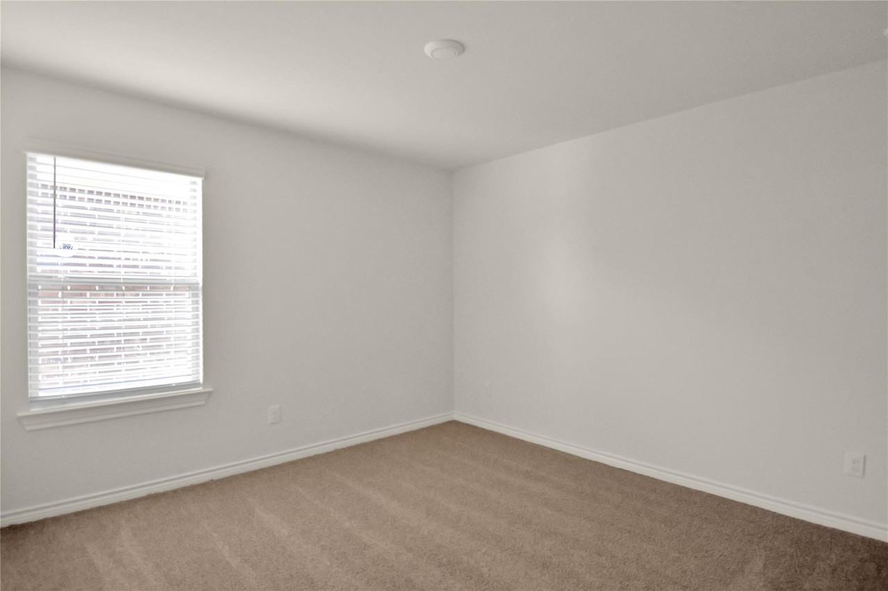 7221 Mayplace Dr - Photo 3 of 21