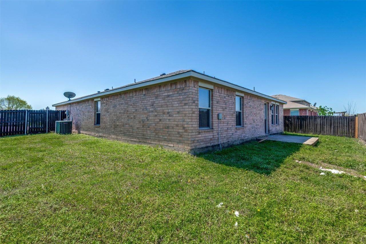 312 Stanford - Photo 3 of 25