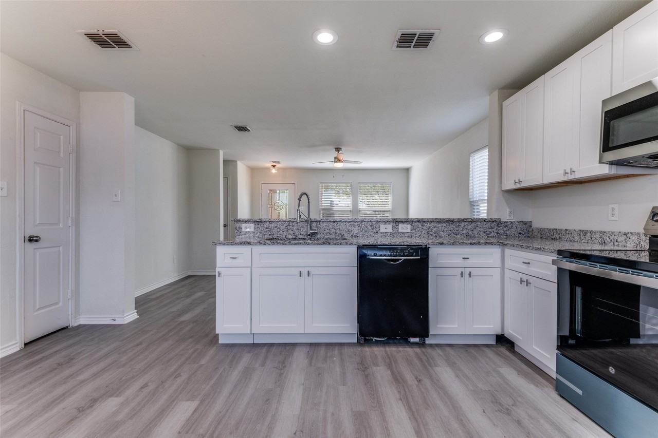 312 Stanford - Photo 5 of 25
