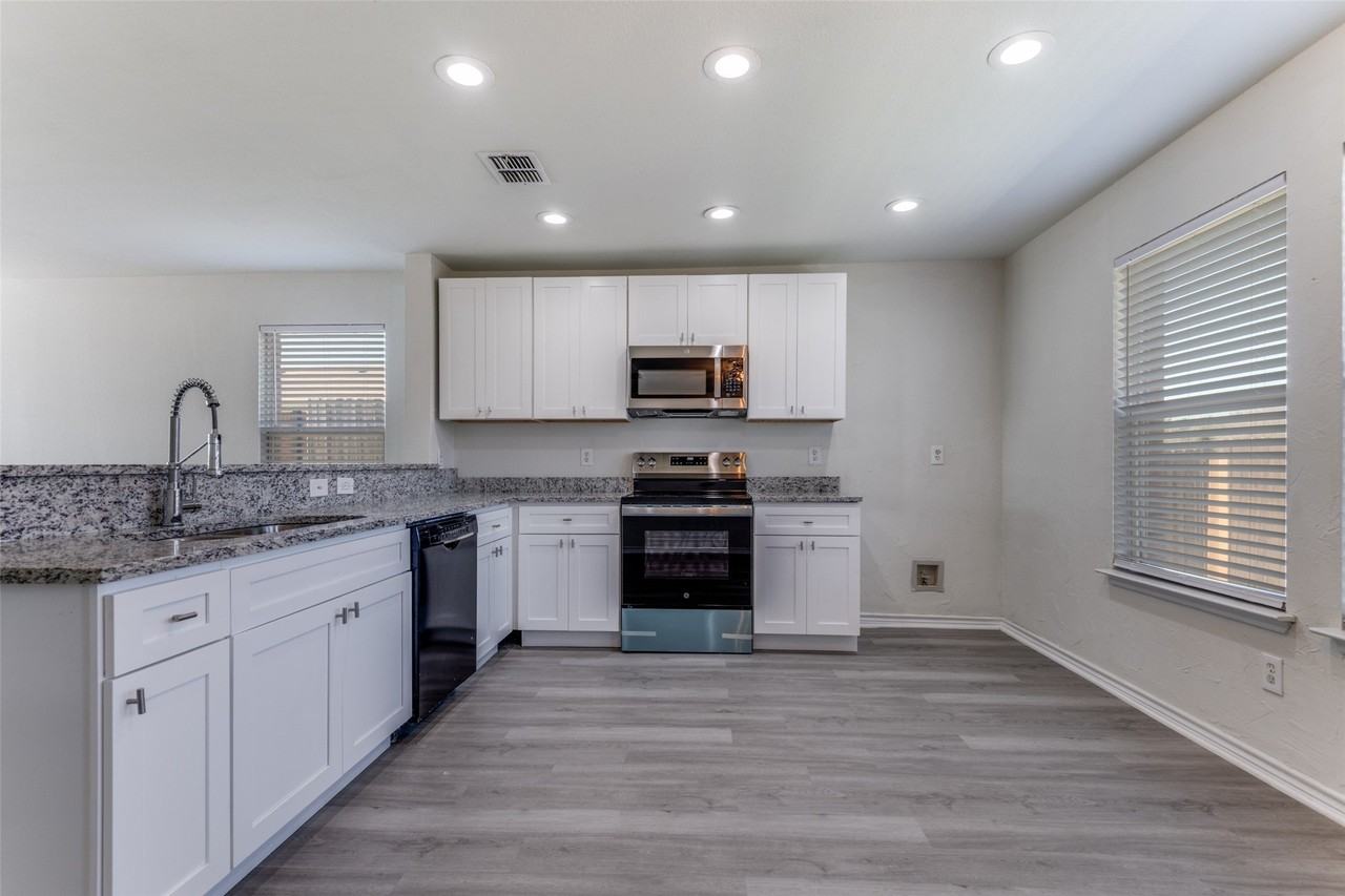 312 Stanford - Photo 6 of 25
