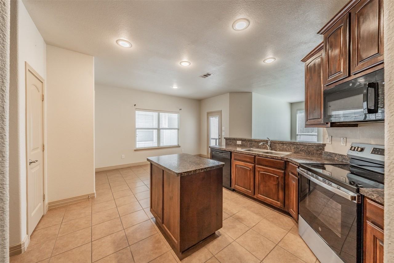 8924 Manana St - Photo 2 of 32