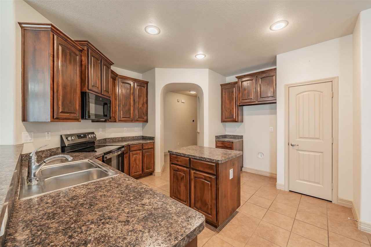 8924 Manana St - Photo 3 of 32