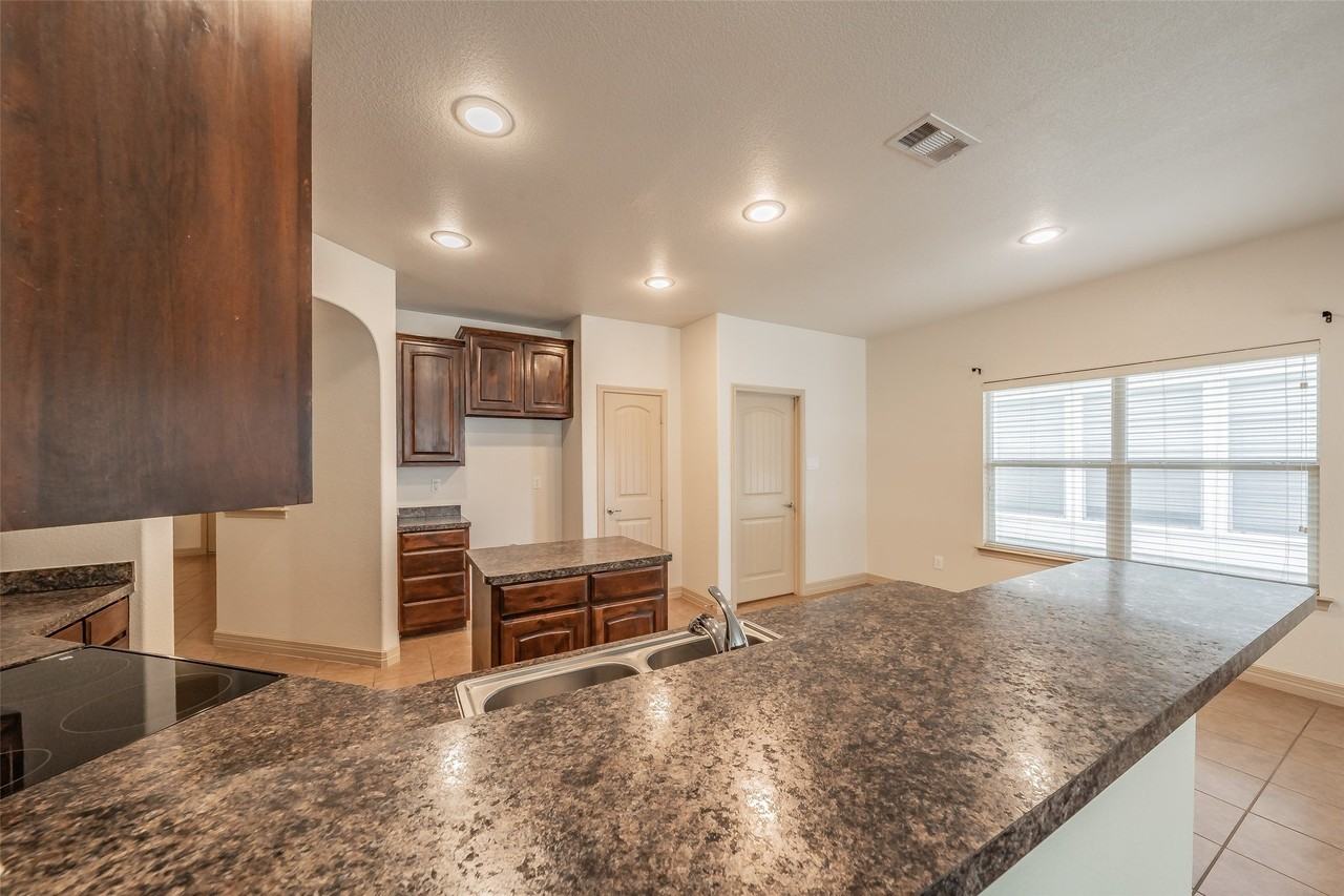 8924 Manana St - Photo 4 of 32