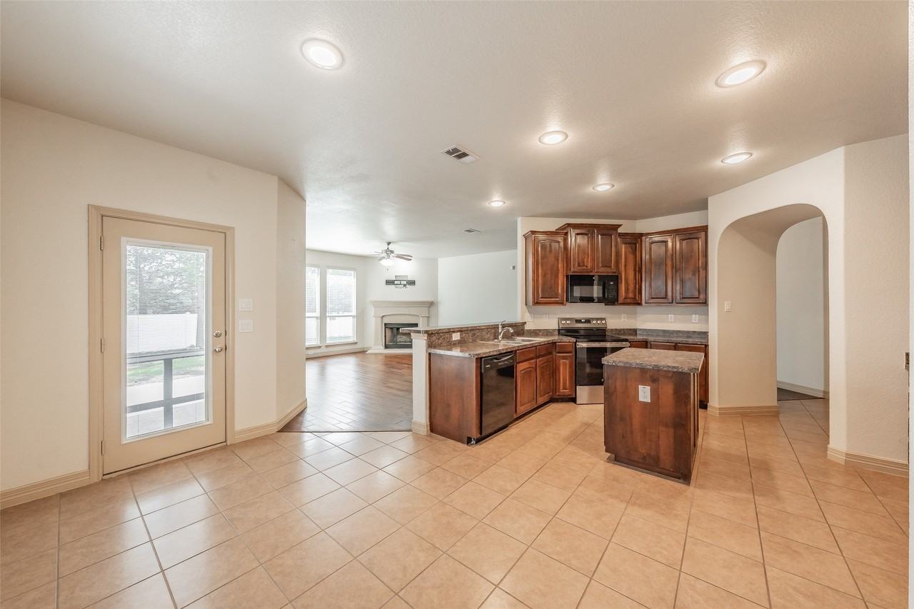 8924 Manana St - Photo 5 of 32