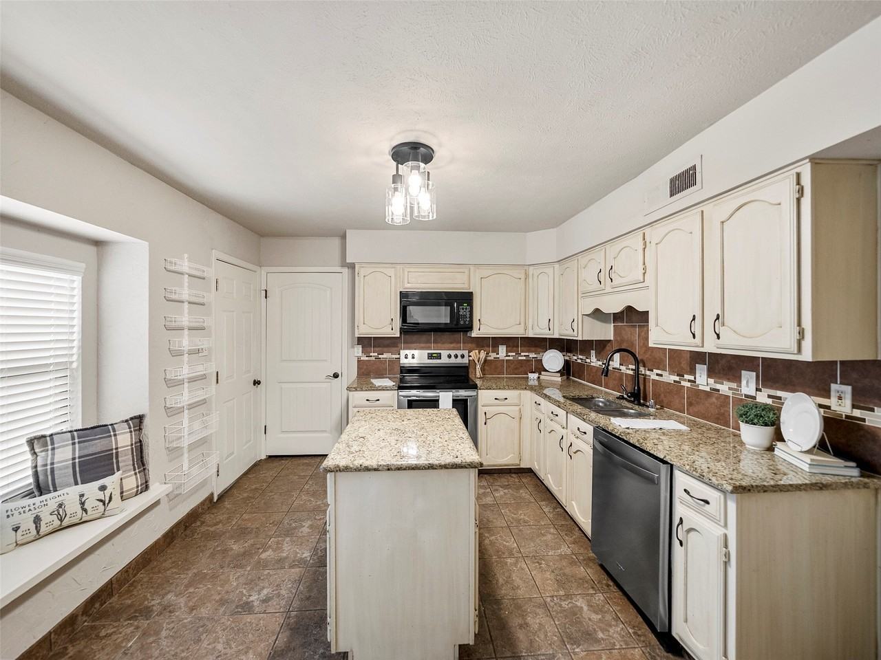 1320 Clearview Dr - Photo 2 of 32