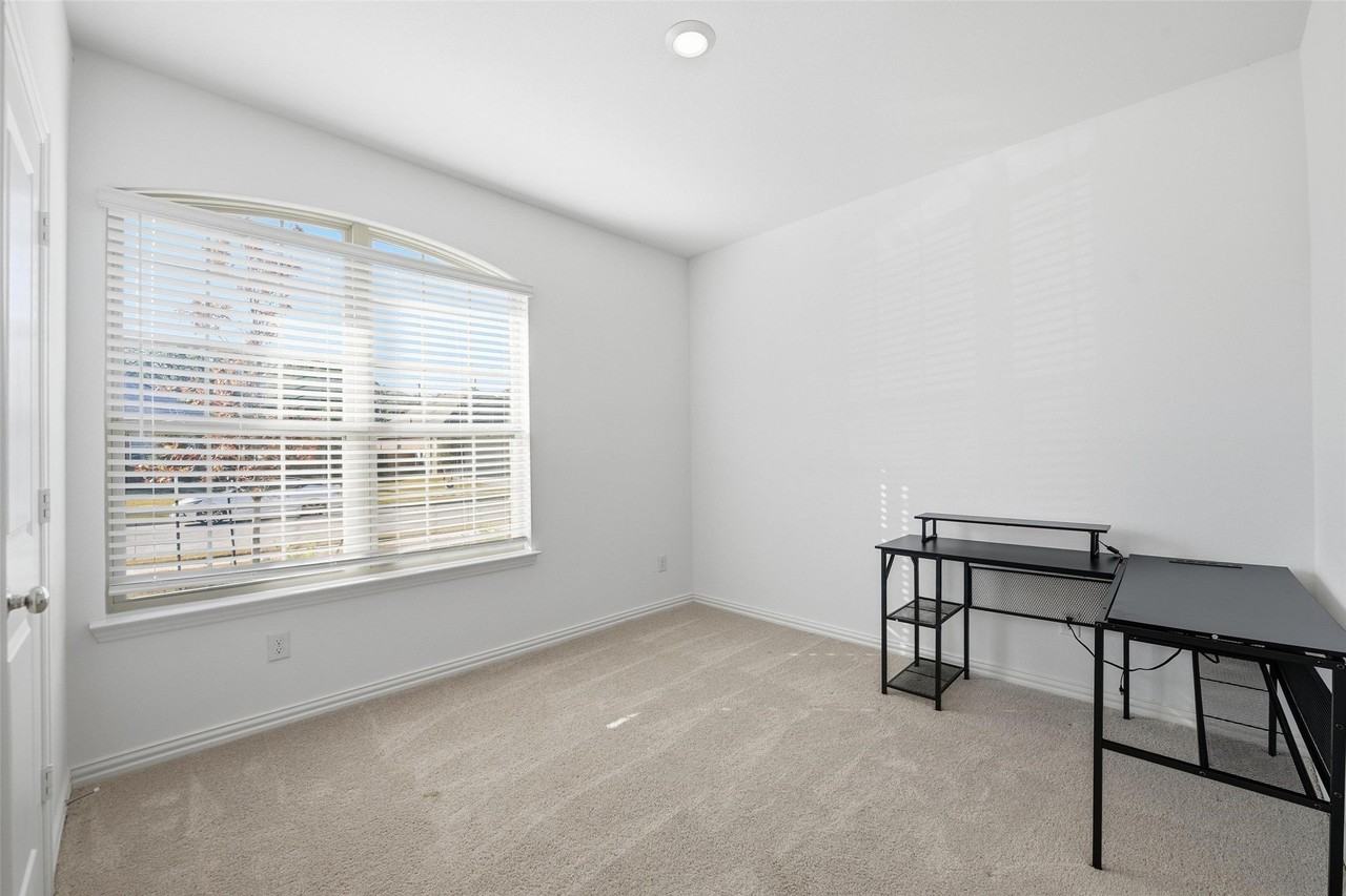 216 Post Oak St - Photo 4 of 37