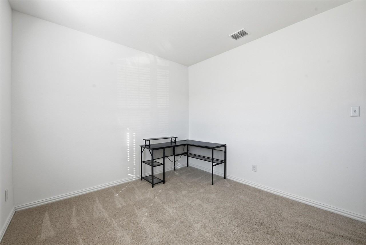 216 Post Oak St - Photo 5 of 37