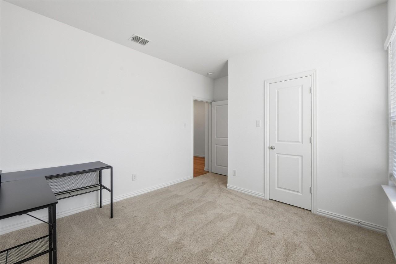 216 Post Oak St - Photo 6 of 37