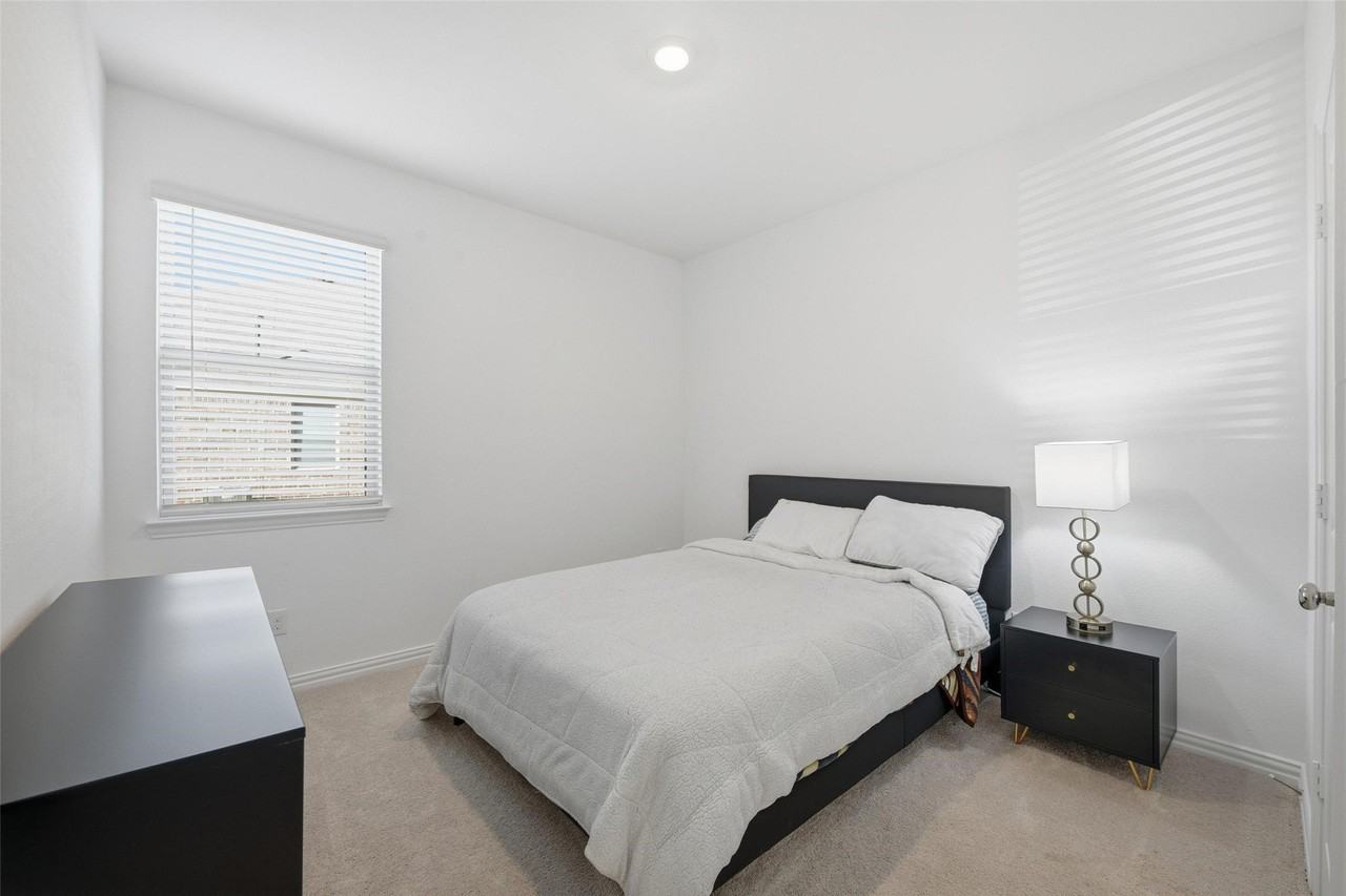 216 Post Oak St - Photo 7 of 37