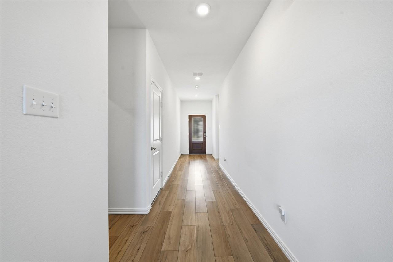 216 Post Oak St - Photo 3 of 37