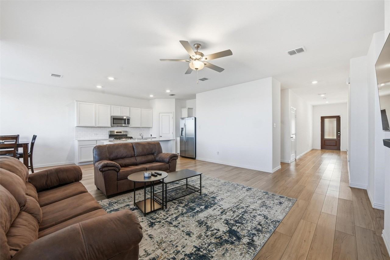 216 Post Oak St - Photo 2 of 37