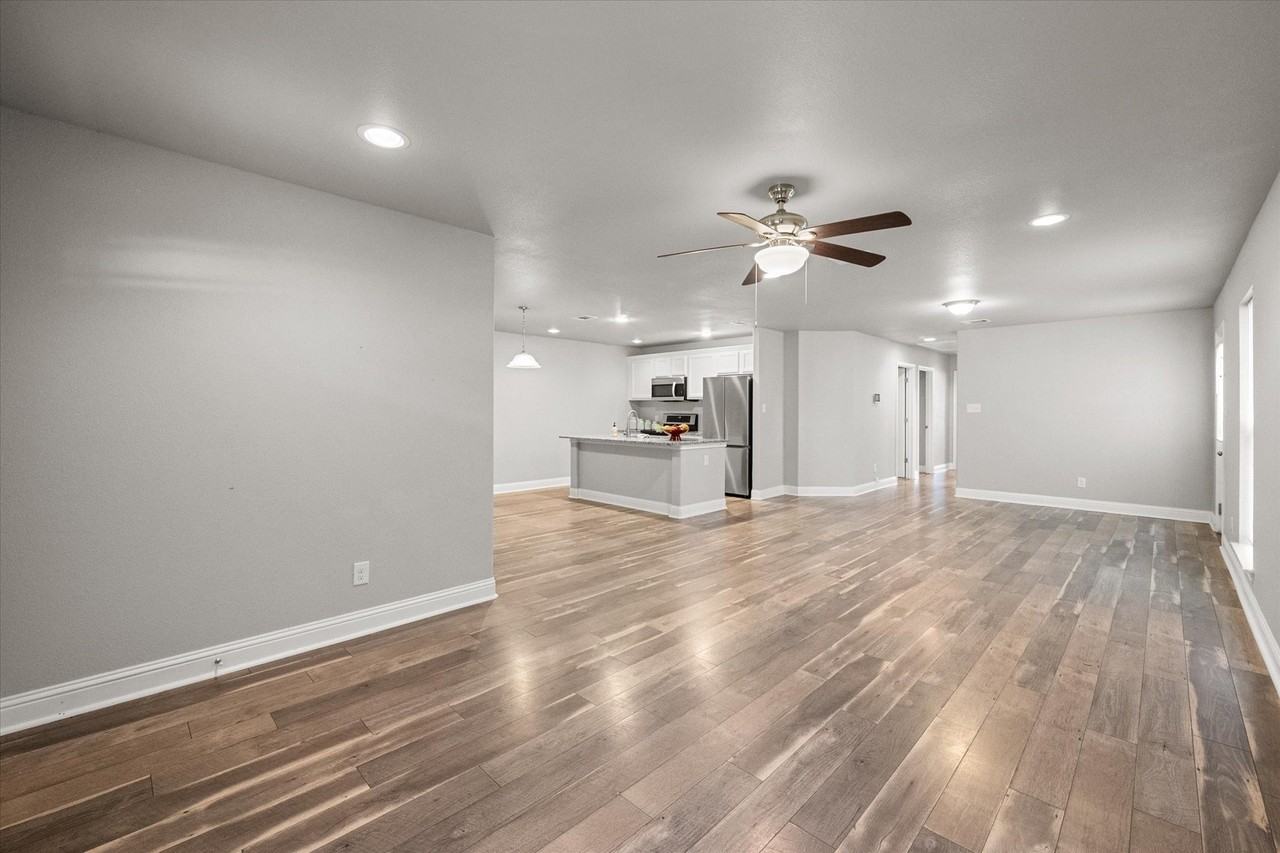 438 Sabine Ave - Photo 2 of 24
