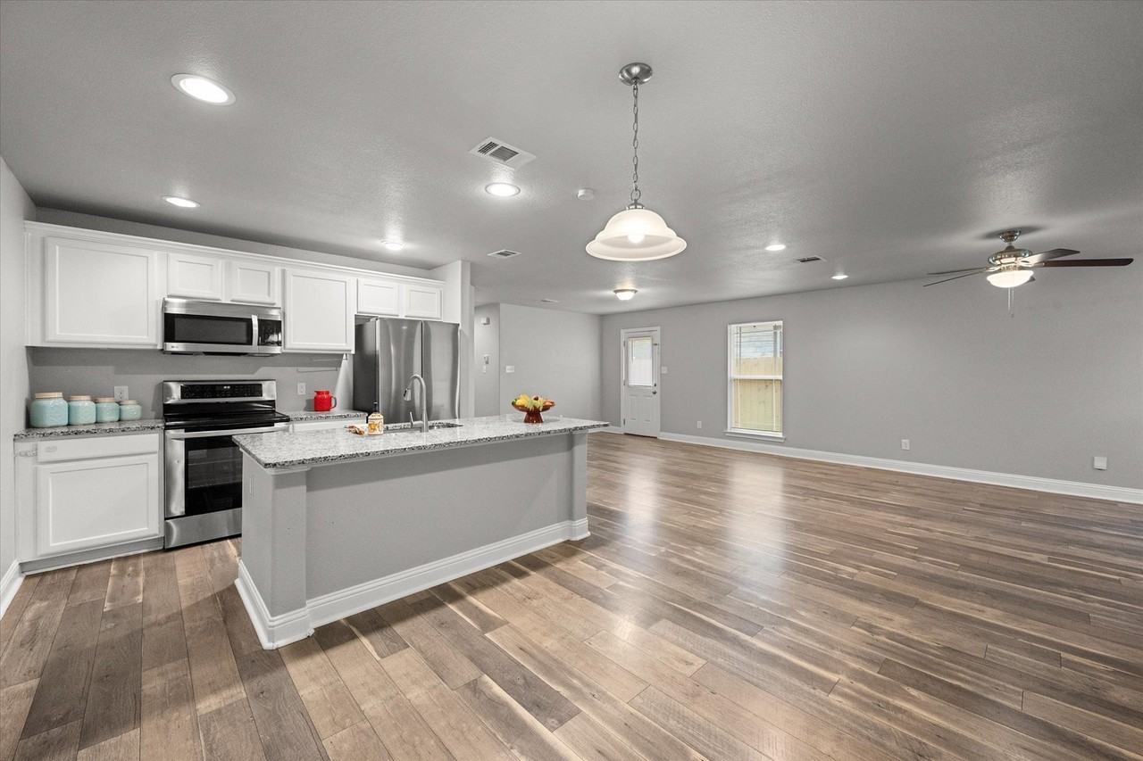 438 Sabine Ave - Photo 3 of 24