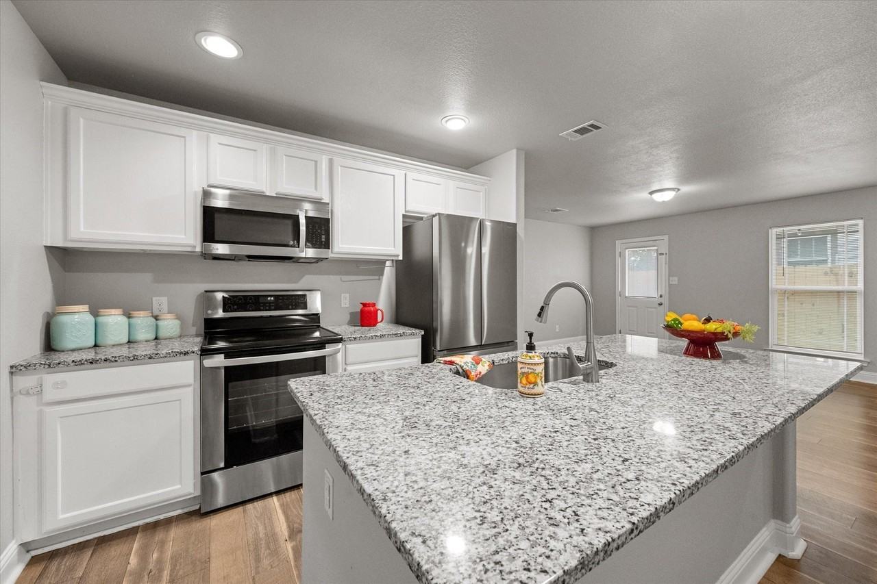 438 Sabine Ave - Photo 4 of 24