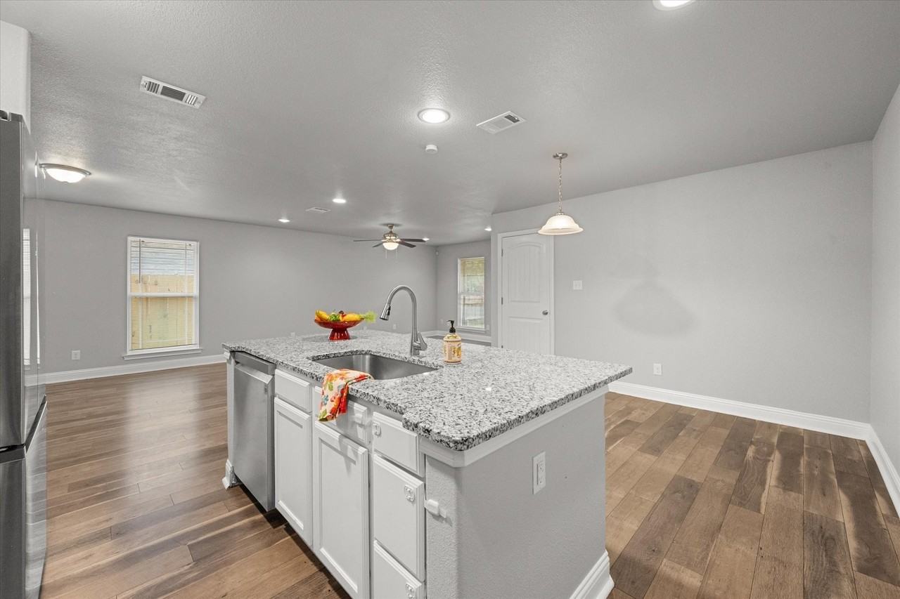 438 Sabine Ave - Photo 5 of 24