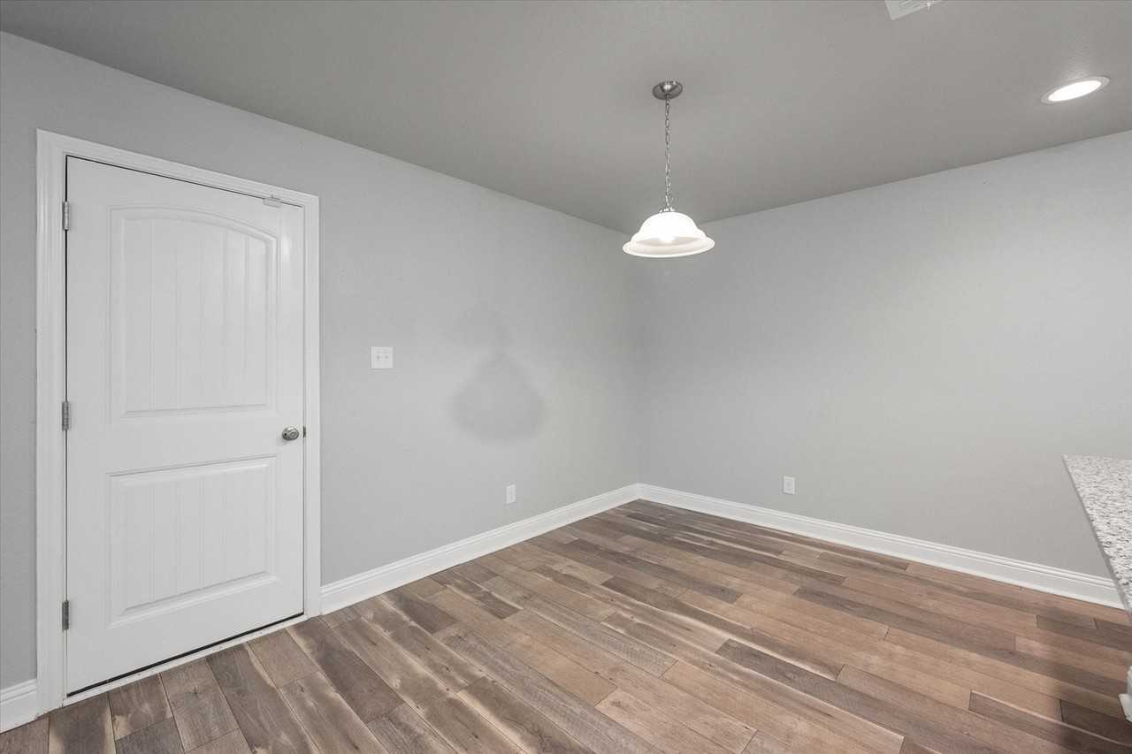 438 Sabine Ave - Photo 6 of 24