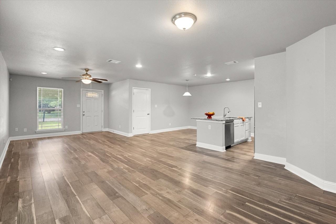 438 Sabine Ave - Photo 7 of 24
