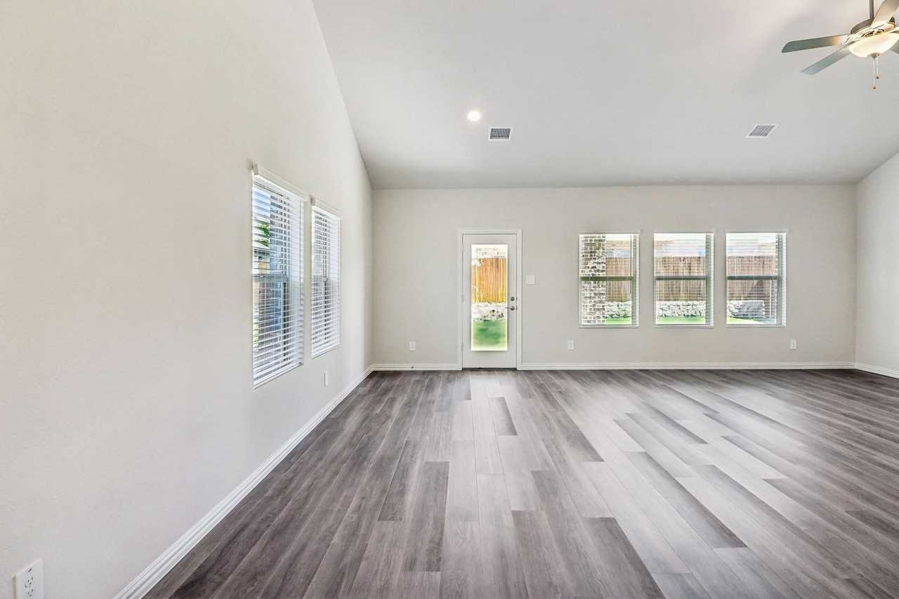 701 Easthill Dr - Photo 2 of 32