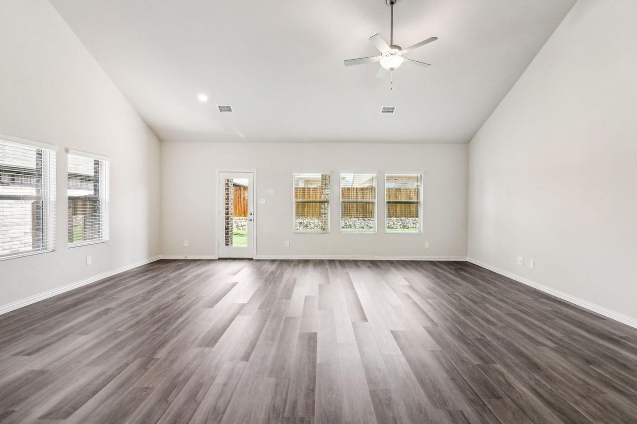 701 Easthill Dr - Photo 3 of 32