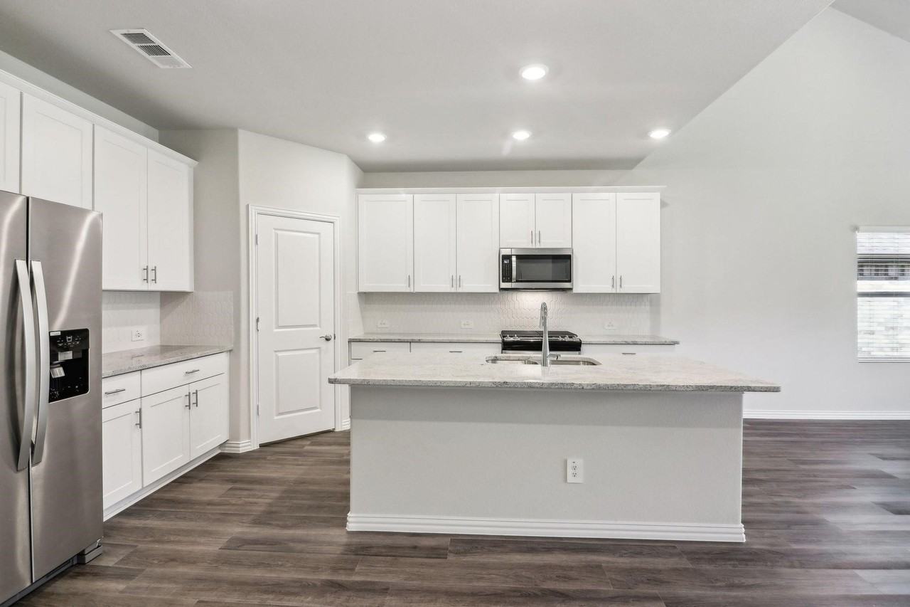 701 Easthill Dr - Photo 4 of 32