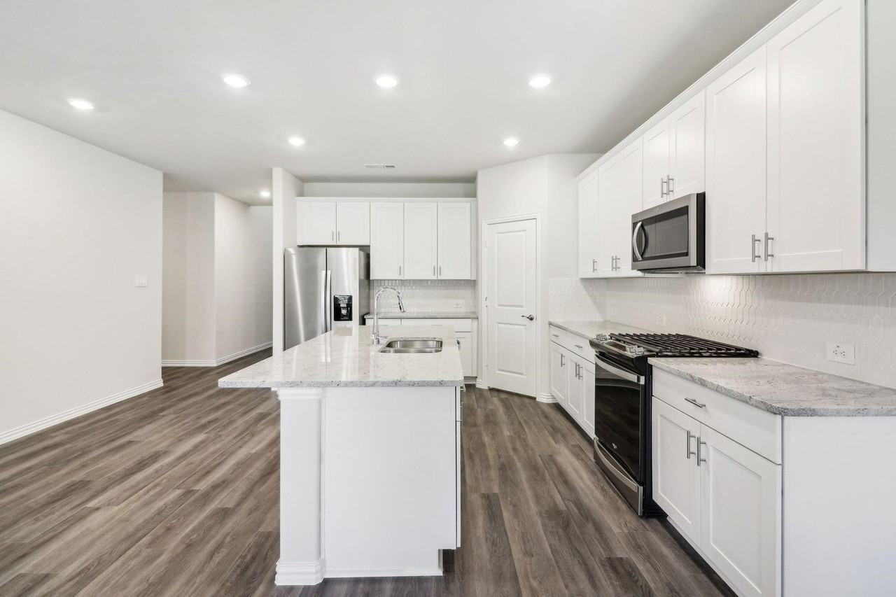 701 Easthill Dr - Photo 5 of 32