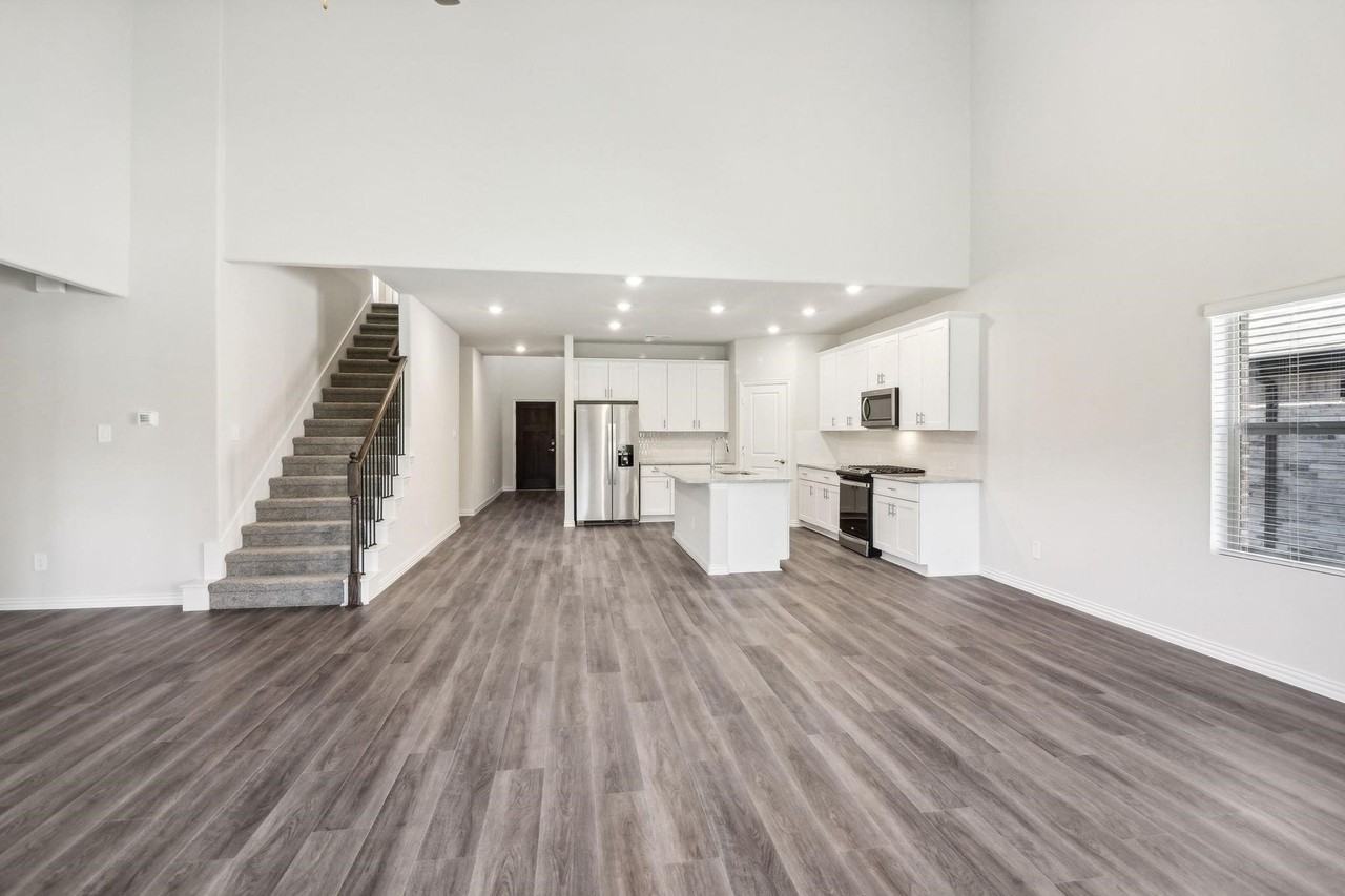 701 Easthill Dr - Photo 6 of 32