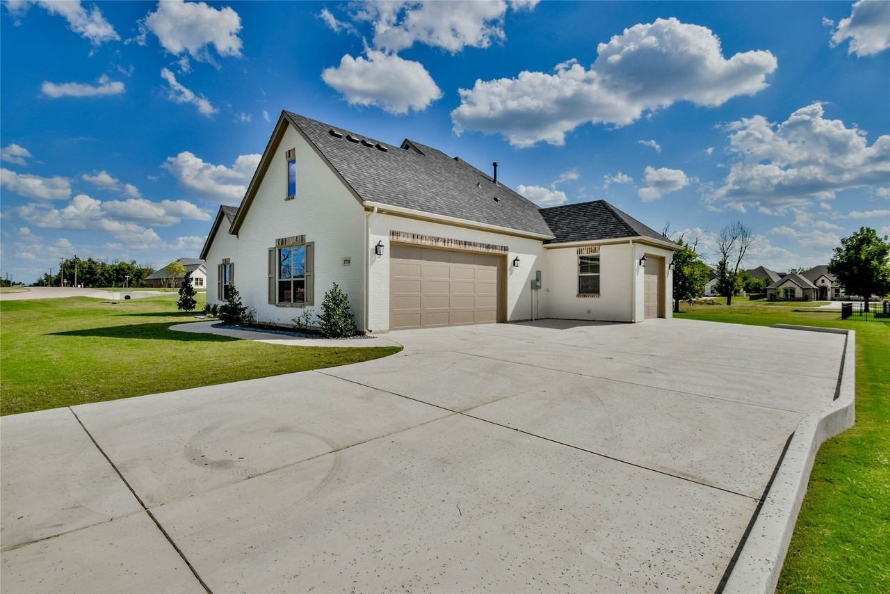 2719 Village Rd - Photo 2 of 34