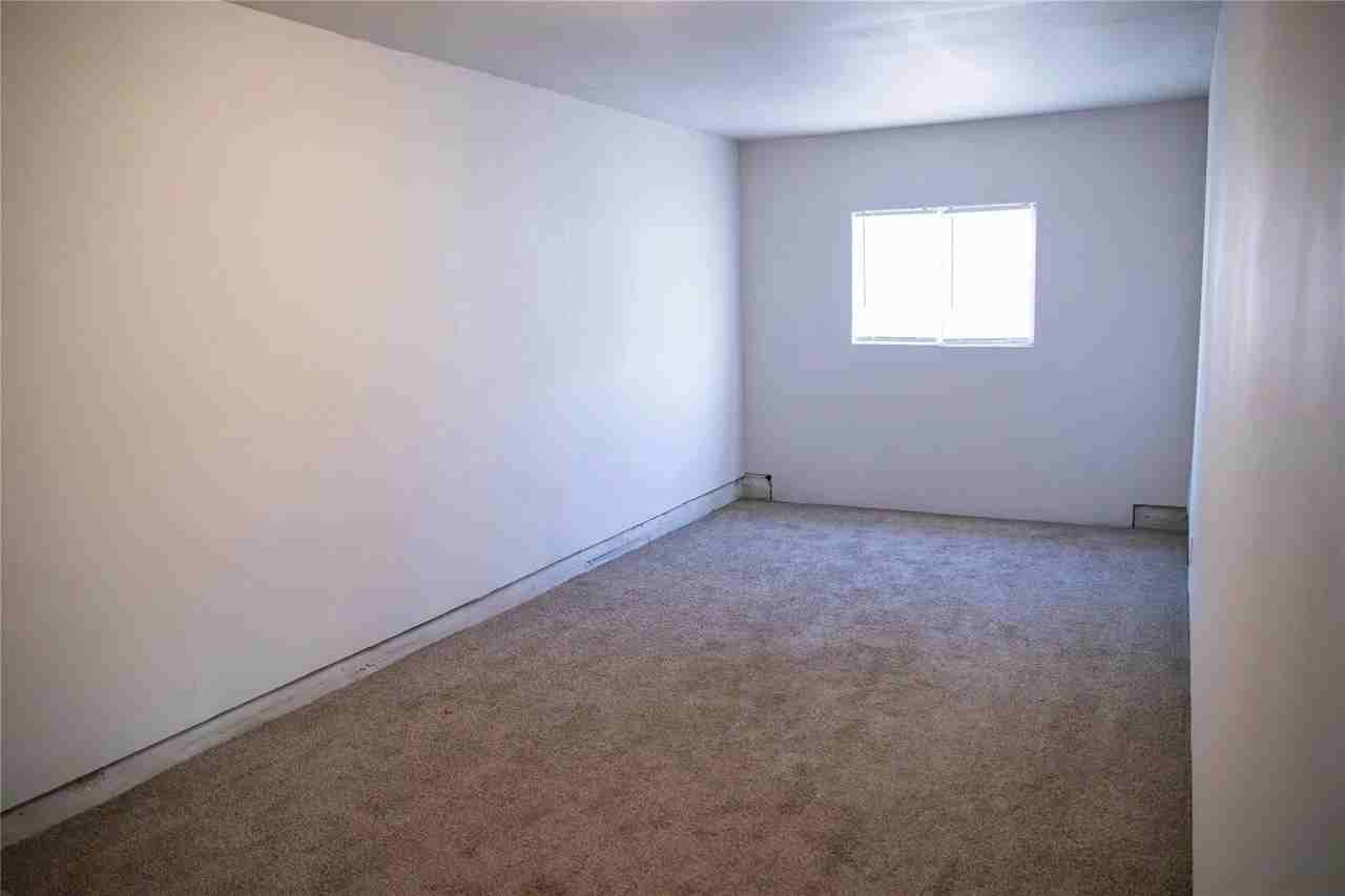 2498 Yorktown Dr - Photo 5 of 15