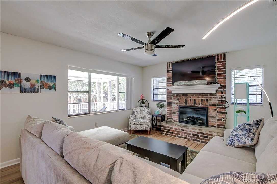 229 Ne 5th St - Photo 2 of 31