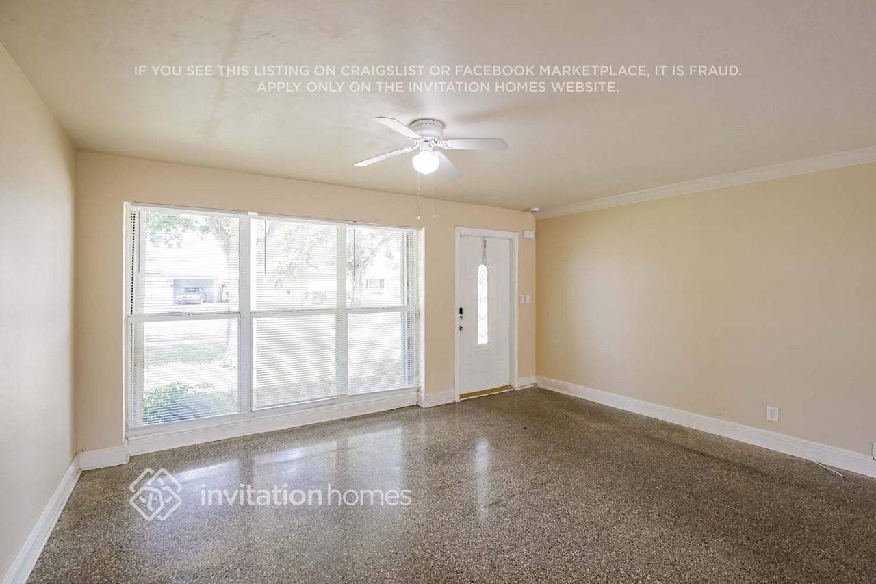 1755 Sw 37th Way - Photo 3 of 17