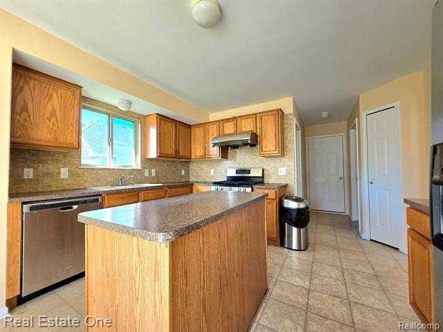 42510 Pinehurst Dr - Photo 7 of 24